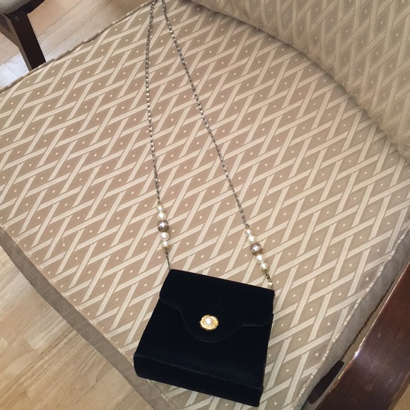 Velvet pearl evening bag with vintage chain design - Picture 3 of 8